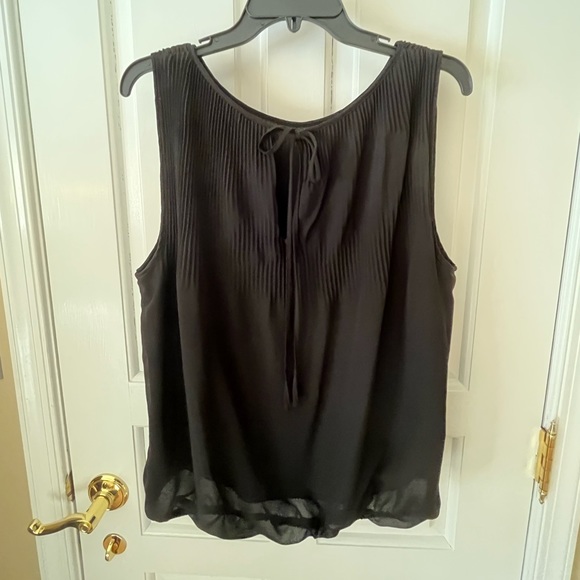 Max Studio sleeveless lightweight top - Picture 2 of 5
